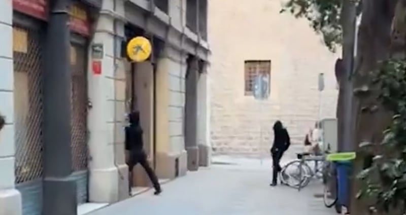 Encapuchados intentan romper cristales de un banco… y se van caminando