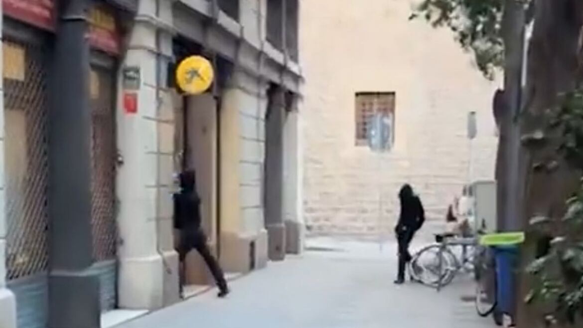 Encapuchados intentan romper cristales de un banco… y se van caminando