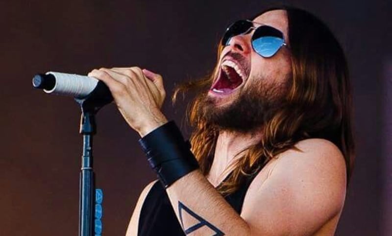 Nueve mujeres acusan a Jared Leto de conducta sexual inapropiada. Algunas afirman que él las contactó cuando eran menores.