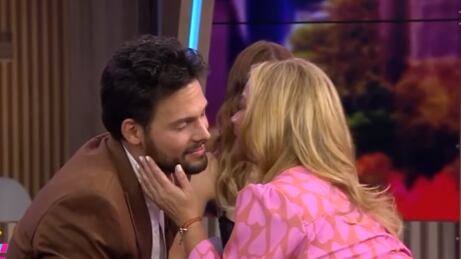 El fogoso momento de Adamari López y un actor de 19 años menor que ella