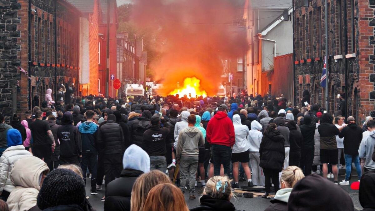 ¡Destrucción en Irlanda! Manifestación pacífica se sale de control