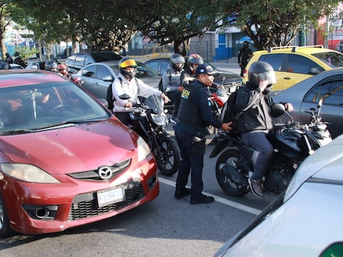Intenso operativo policial se desarrolla en la calzada Roosevelt