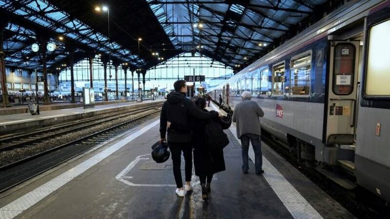 La huelga de transportes deja a muchos franceses sin trenes para Navidad