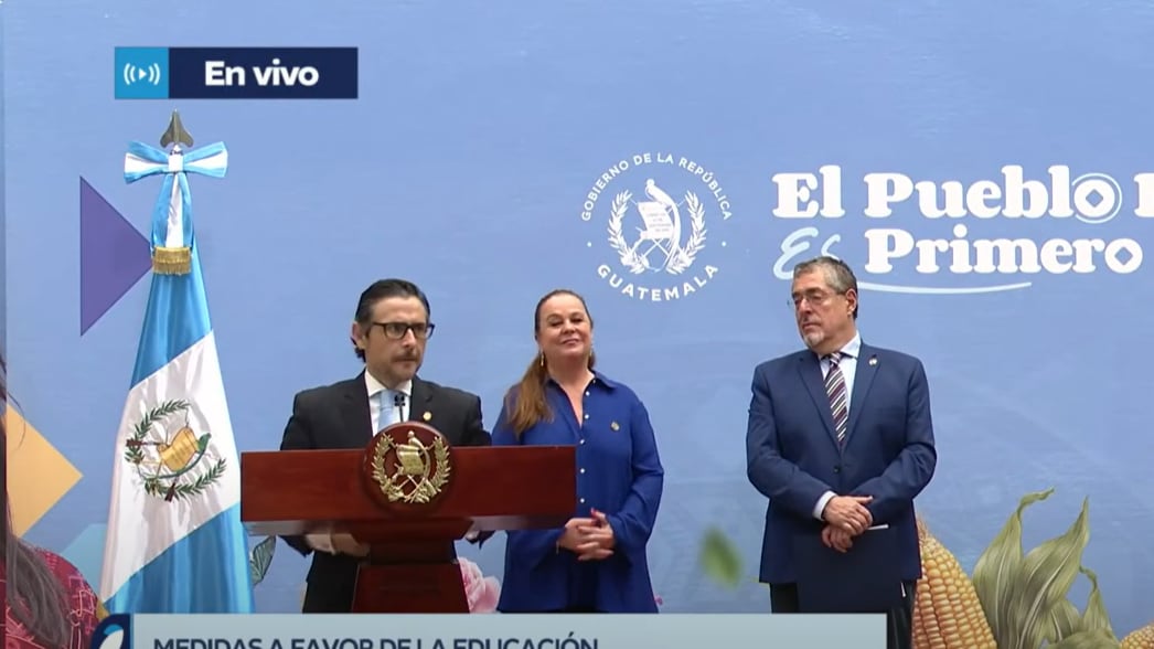 El presidente Bernardo Arévalo, junto con la ministra de Educación, Anabella Giracca, y el procurador General de la Nación, Julio Saavedra