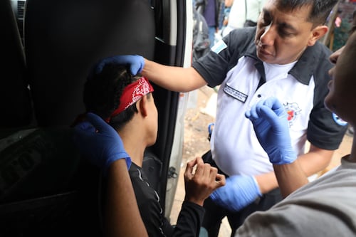 Varias personas resultaron heridas tras explosión de juegos pirotécnicos en zona 1