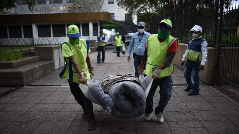 Desalojan a personas que pernoctan en alrededores del Parque Central