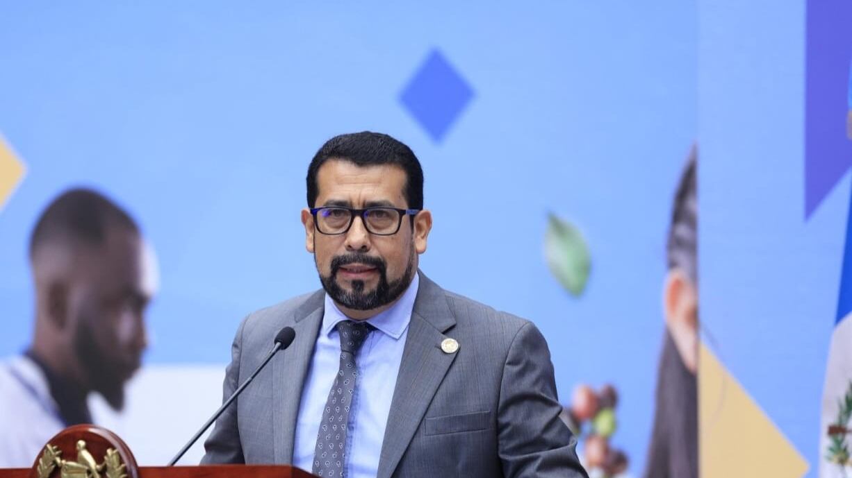 El viceministro de Educación, Francisco Cabrera, confirmó que se emitieron 1 mil 500 sanciones contra maestros durante agosto. Foto: Mineduc.