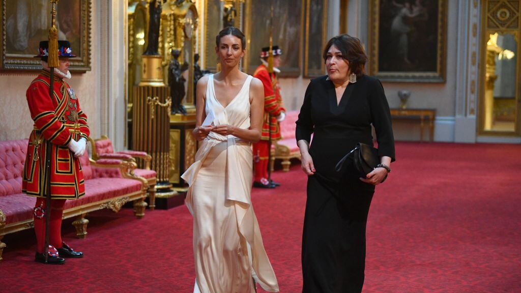 Rose Hanbury, de blanco, en una ceremonia en el Palacio de Buckingham en 2019.