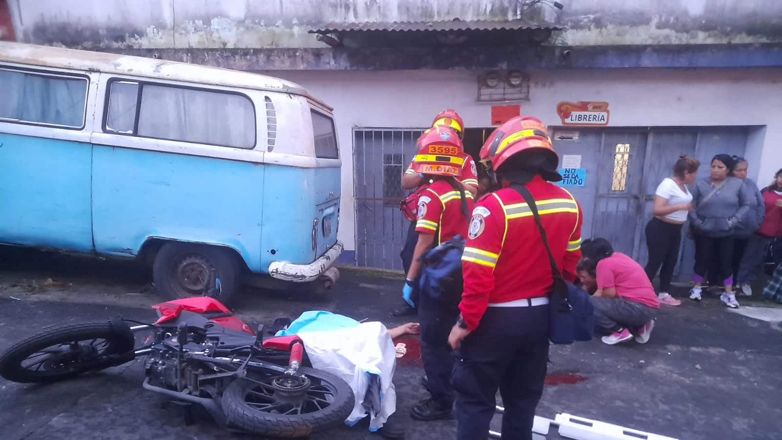 Un hombre que se conducía en motocicleta quedó fallecido a causa de las heridas de bala. Foto: CBM