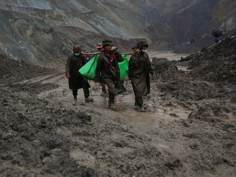 Más de 120 muertos por deslizamiento de tierra en mina de Birmania