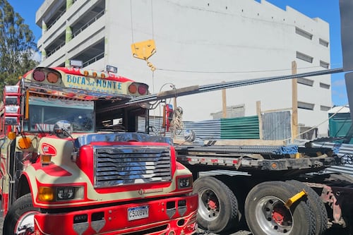 Milagro en la zona 13: Varillas de hierro atraviesan parabrisas de un bus