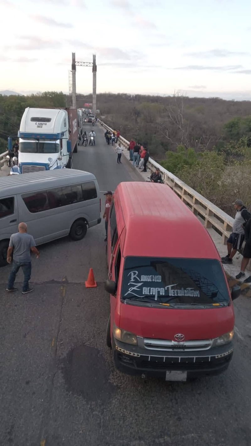 en el kilómetro 136, en Río Hondo donde está cerrada la ruta CA-10.