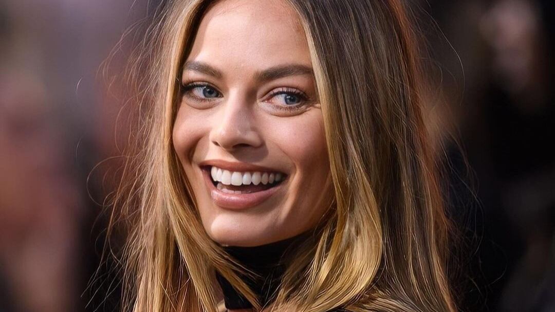 Margot Robbie traz opção de look elegante e confortável para as mulheres grávidas usarem