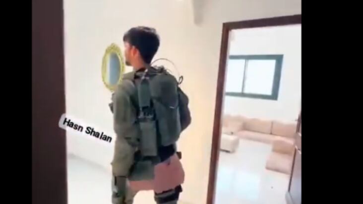 VIDEO. Soldado israelí les hace un baile a sus compañeros en ropa interior de mujer