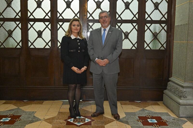 El presidente Bernardo Arévalo junto con el aspirante a fiscal general, Beyla Adaly Estrada Barrientos.
