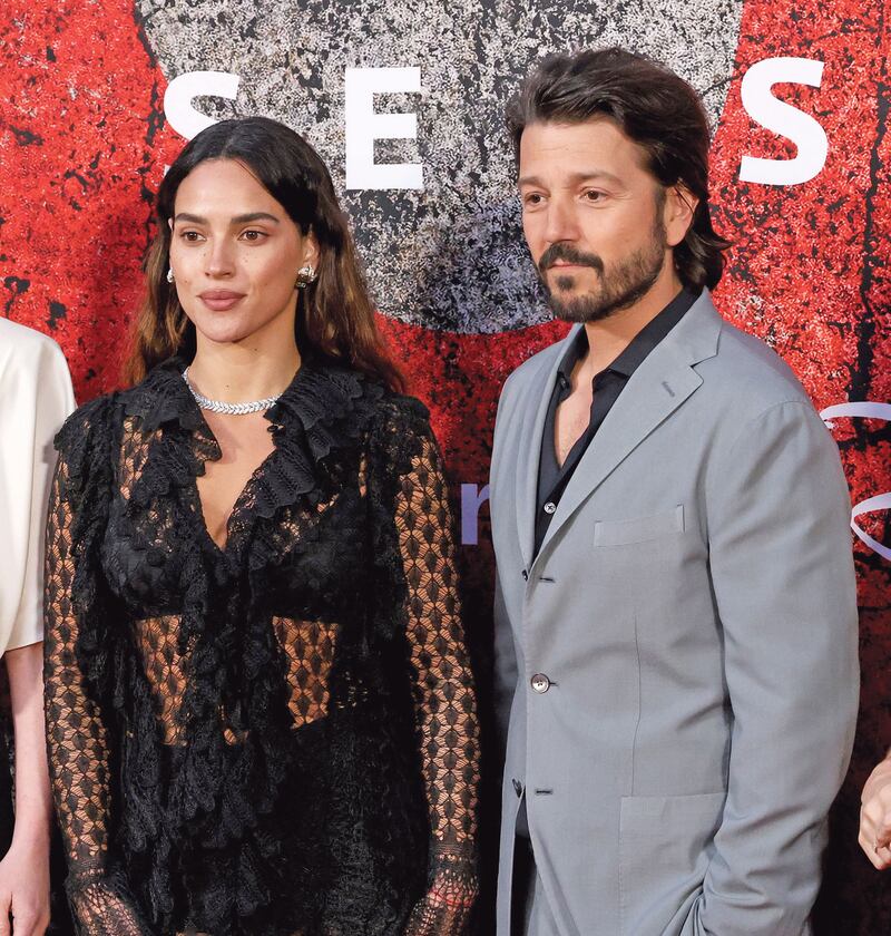 LOS ÁNGELES, CALIFORNIA - 14 DE ABRIL: Adria Arjona y Diego Luna asisten al evento especial de lanzamiento de la segunda temporada de Andor en el Teatro El Capitán el 14 de abril de 2025 en Hollywood, California. (Foto de Jesse Grant/Getty Images para Disney)