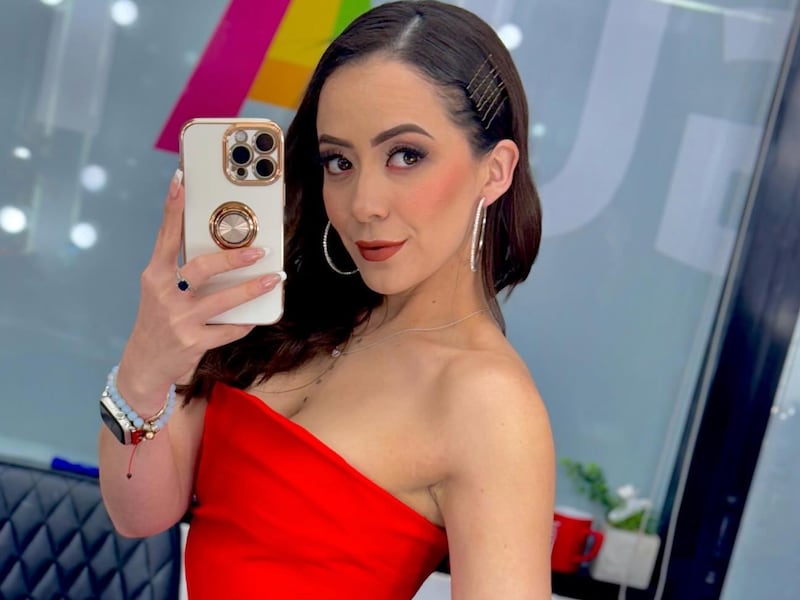 La locutora guatemalteca Danna Castillo brilla y roba las miradas con su revelador vestido