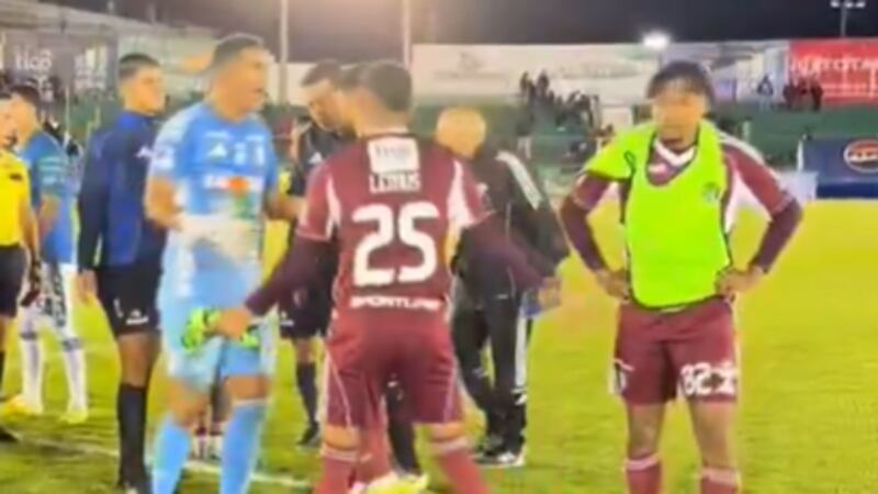 VIDEO: Expulsados Castañeda, “Kuki” Lemus y Ortíz al final del encuentro Antigua vs Cremas