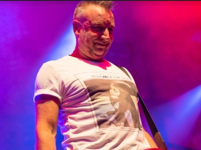 Peter Hook reivindica las canciones de New Order
