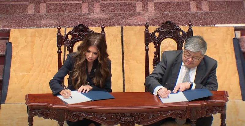Kristi Noem, secretaria de Seguridad Nacional de Estados Unidos, y Francisco Jiménez, ministro de Gobernación, irmaron un memorándum de entendimiento sobre el Programa de Seguridad entre Guatemala y Estados Unidos.