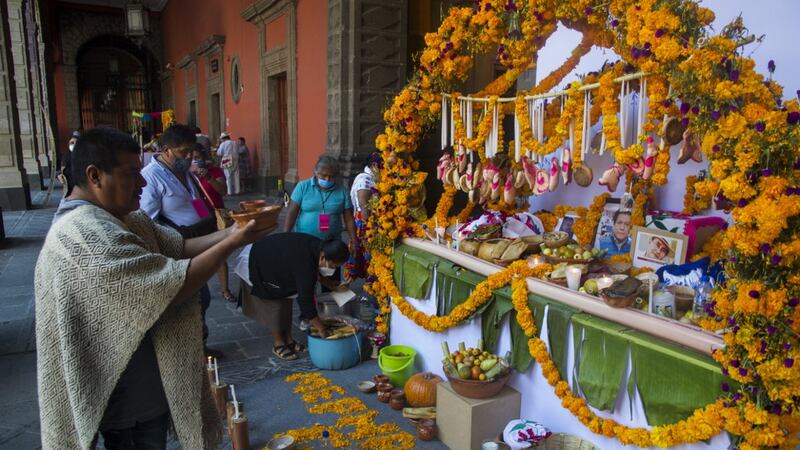 México celebra el Día de Muertos con restricciones por el Covid-19