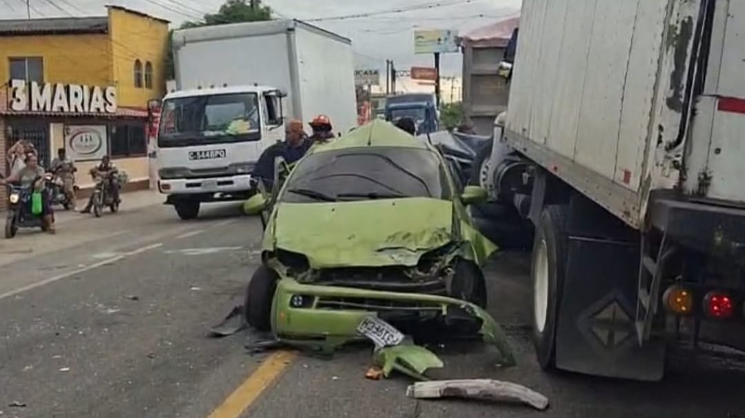 Colisión entre 5 vehículos deja varias personas heridas. Foto: Bomberos departamentales.