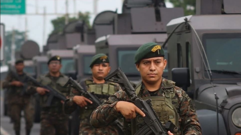 Denuncian robo de armamento en Petén. (Foto: Redes sociales)