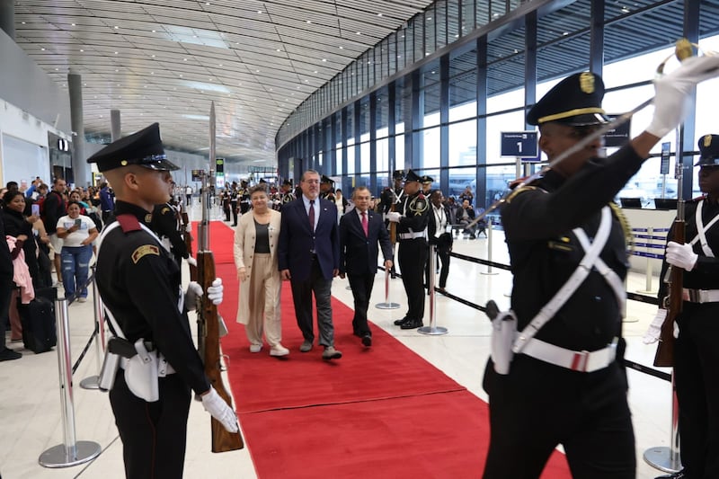 El presidente Bernardo Arévalo y su esposa Lucrecia Peinado arribaron la noche del domingo al Aeropuerto Internacional de Tocumen en Ciudad de Panamá.