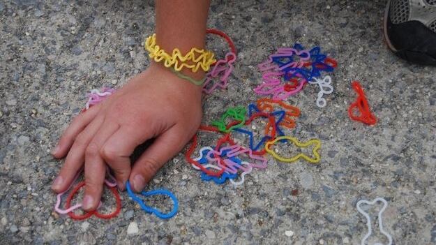 ¿Te acuerdas de las Silly Bandz? Estas pulseras con forma dominaron recreos, mochilas y amistades.