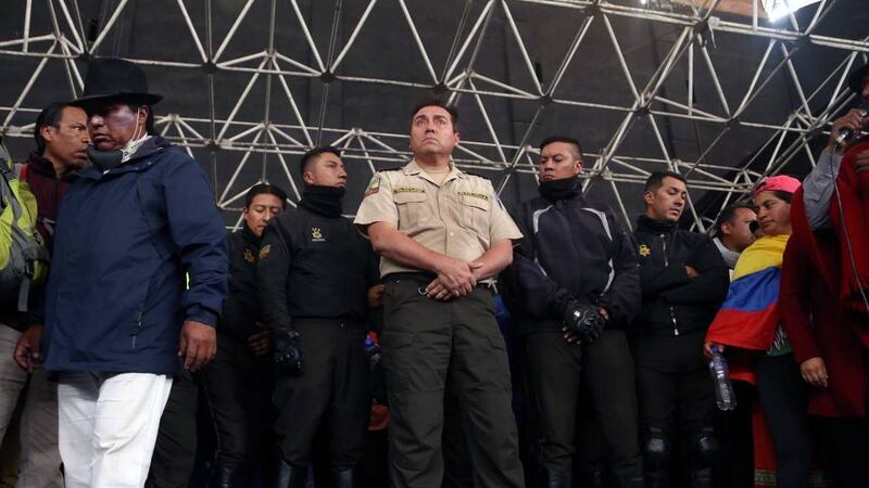Manifestantes mantienen retenidos a ocho policías en Ecuador