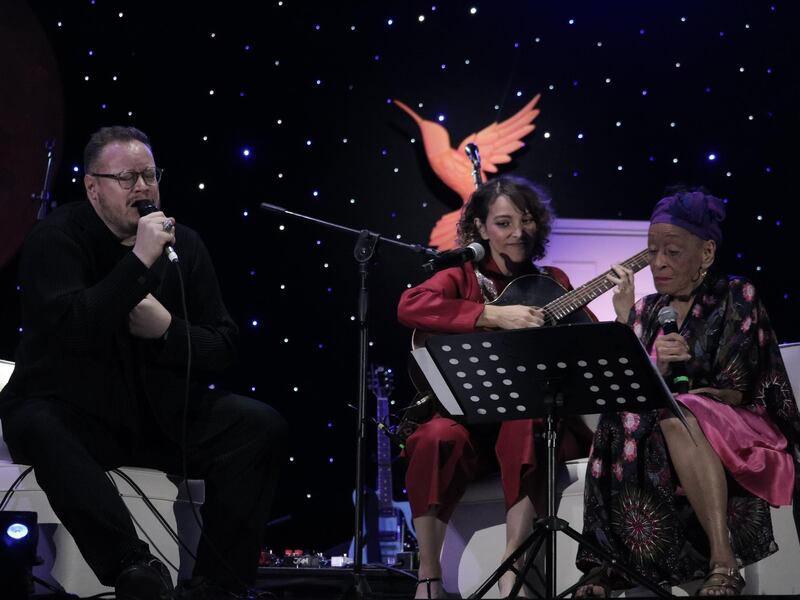 Gaby Moreno sube a fans al escenario a cantar y compartir con ella