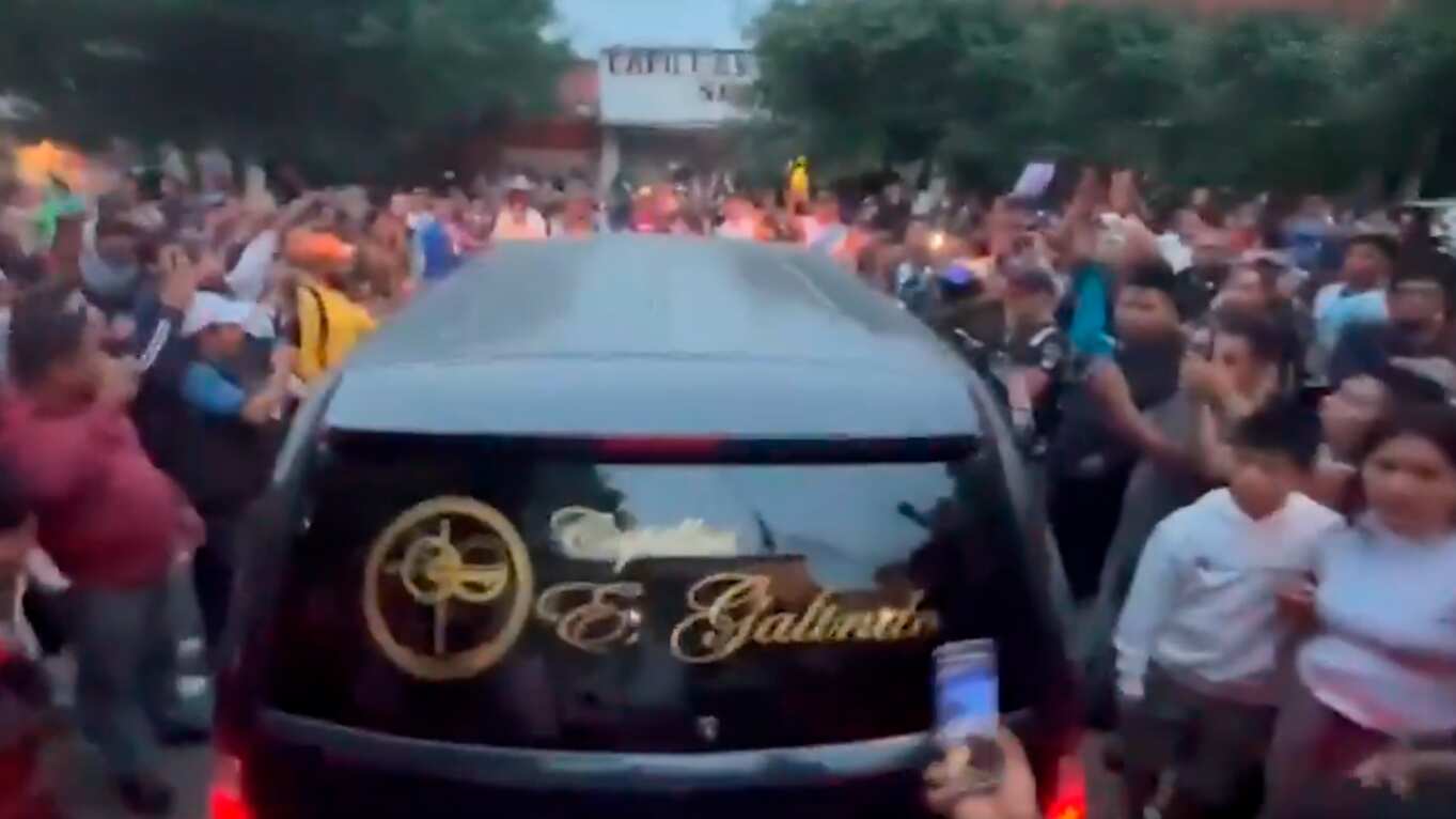 Cientos de personas acuden a despedir a Farruko Pop.