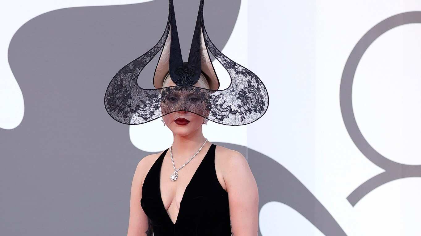Desde su irrupción en la escena musical con su estilo único y provocador, hasta su reinvención constante, Lady Gaga ha trascendido más allá de la música pop para convertirse en un símbolo de empoderamiento y creatividad. Foto: Getty Images.