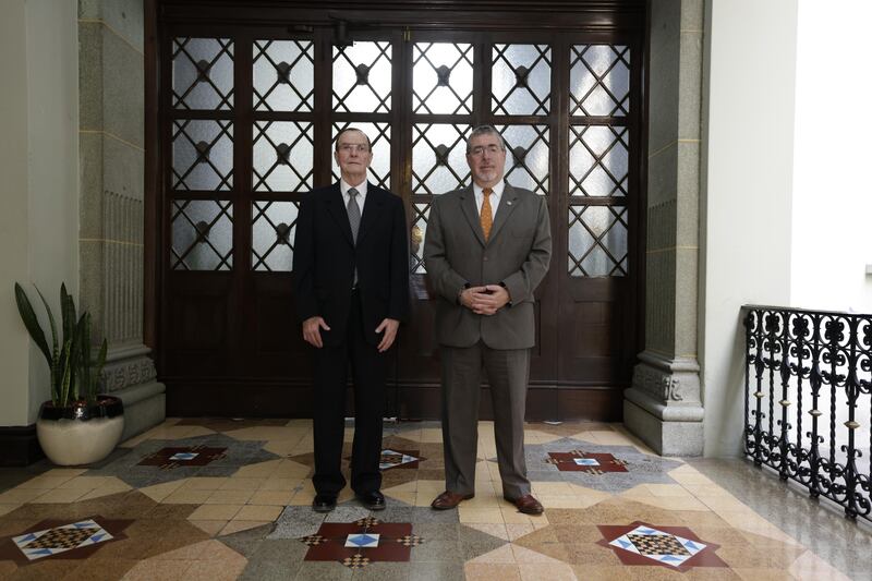 El presidente Bernardo Arévalo junto con el aspirante a fiscal general, Julio César Rivera Clavería.