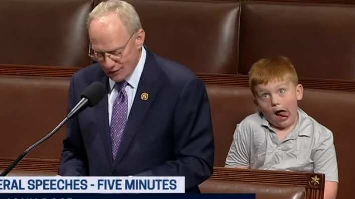 El niño se ganó la simpatía de millones de los espectadores, mientras hacía muecas detrás de su papá en la Cámara de Representantes en Washington
