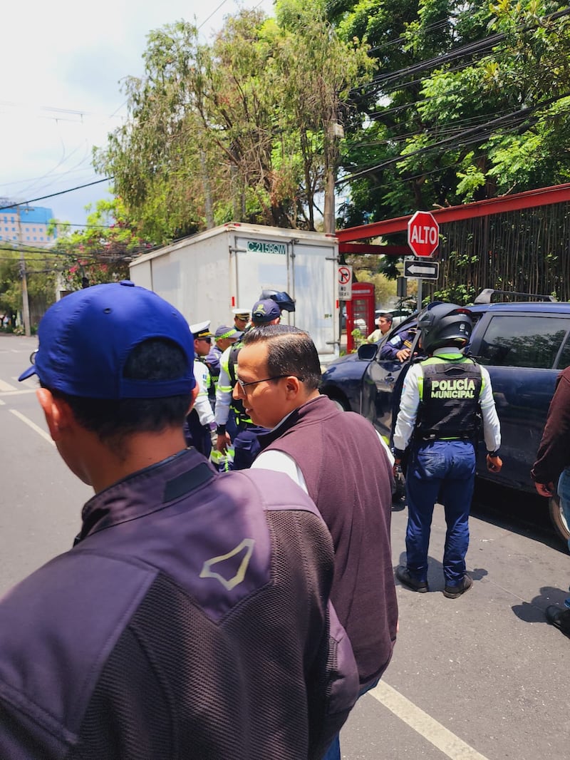 Agente de PMT herido tras colisión en zona 10
