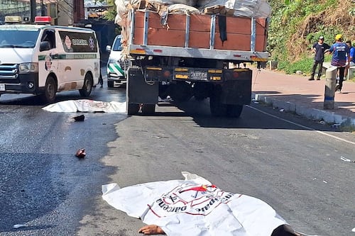 Accidente de tránsito deja dos fallecidos y bloquea ruta entre Bárcena y Milpas Altas