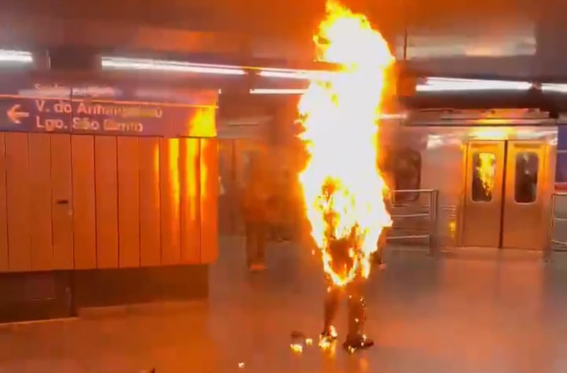 Un hombre se prendió fuego en plena estación del metro este viernes, ante la mirada atónita de decenas de personas.