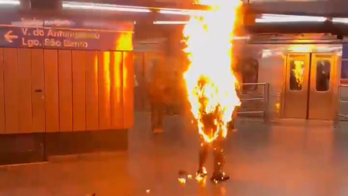 Un hombre se prendió fuego en plena estación del metro este viernes, ante la mirada atónita de decenas de personas.