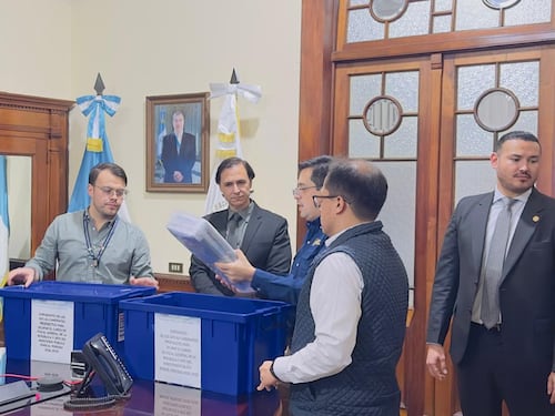 Postuladora entrega nómina de aspirantes a Fiscal General a la Presidencia