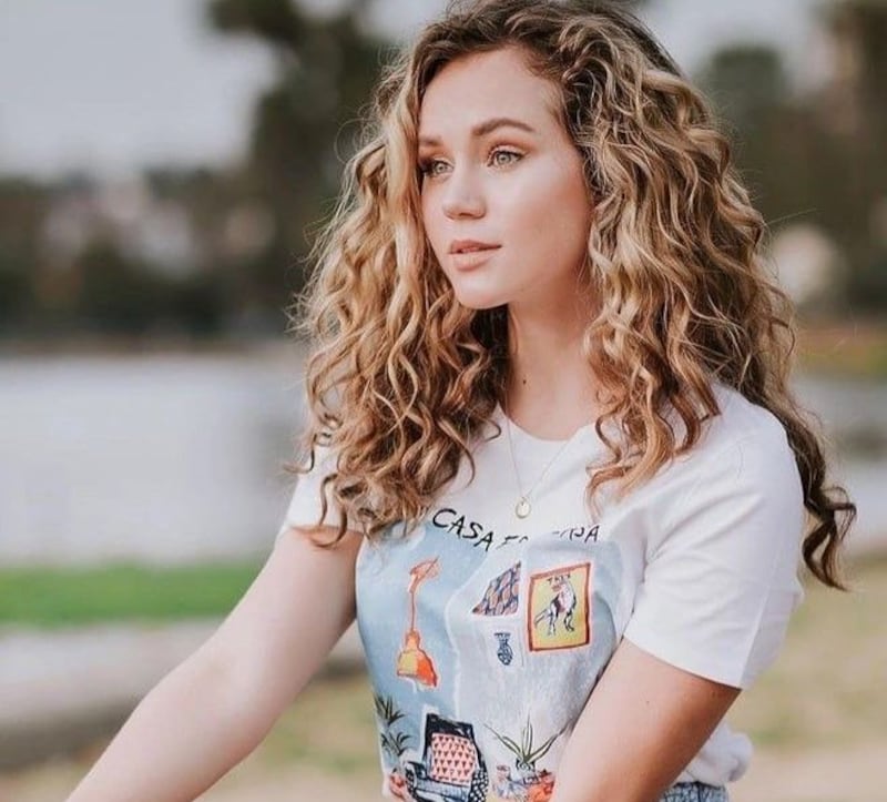 De chica cheerleader a heroína y ahora scream queen, la nueva cara del horror es ella