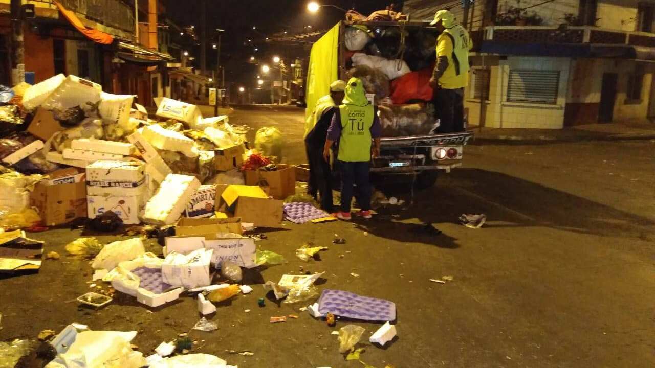 Municipalidad de Guatemala retira basura.