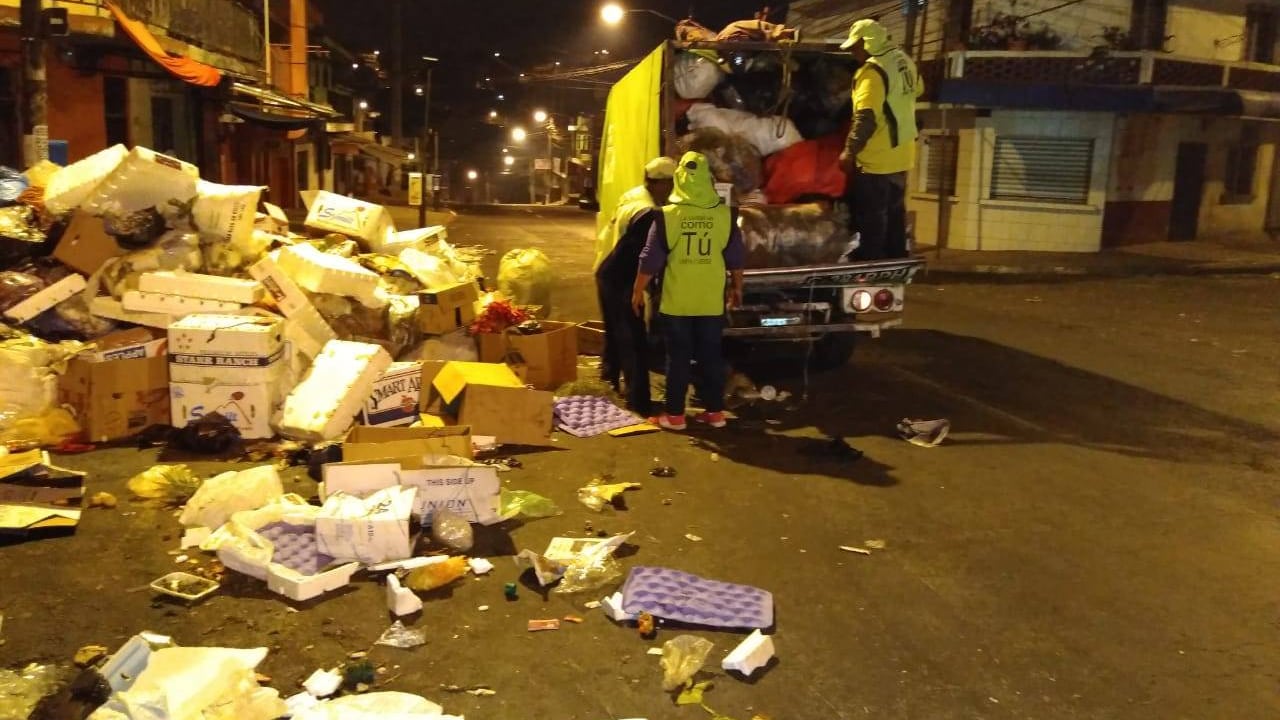 Municipalidad de Guatemala retira basura.