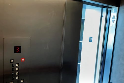 ¡De milagro! Participantes de MasterChef 24/7 casi mueren aplastados por un elevador