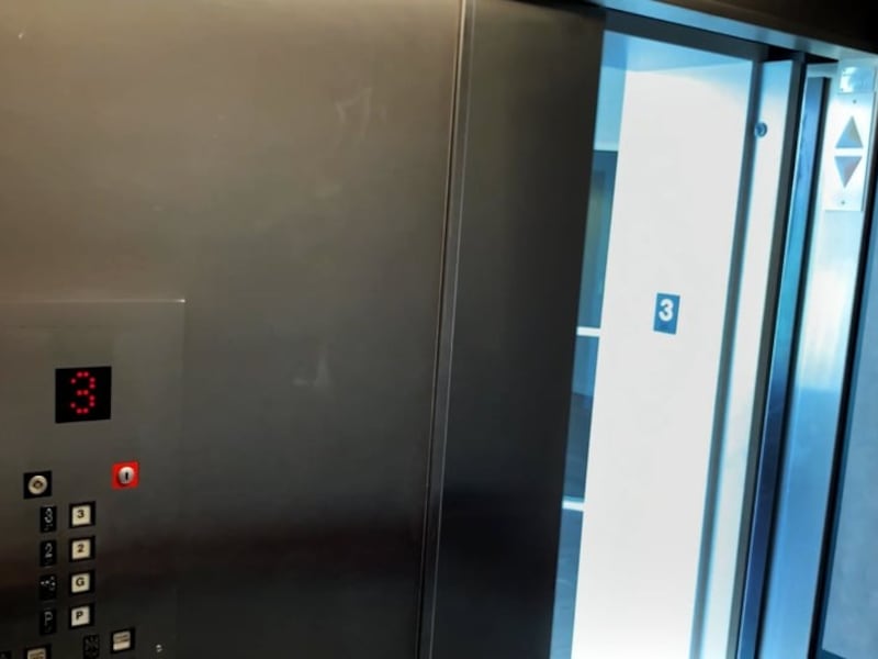 ¡De milagro! Participantes de MasterChef 24/7 casi mueren aplastados por un elevador