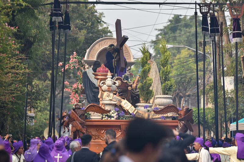 Jesús Nazareno del Consuelo de la iglesia La Recolección recorre el Centro Histórico.