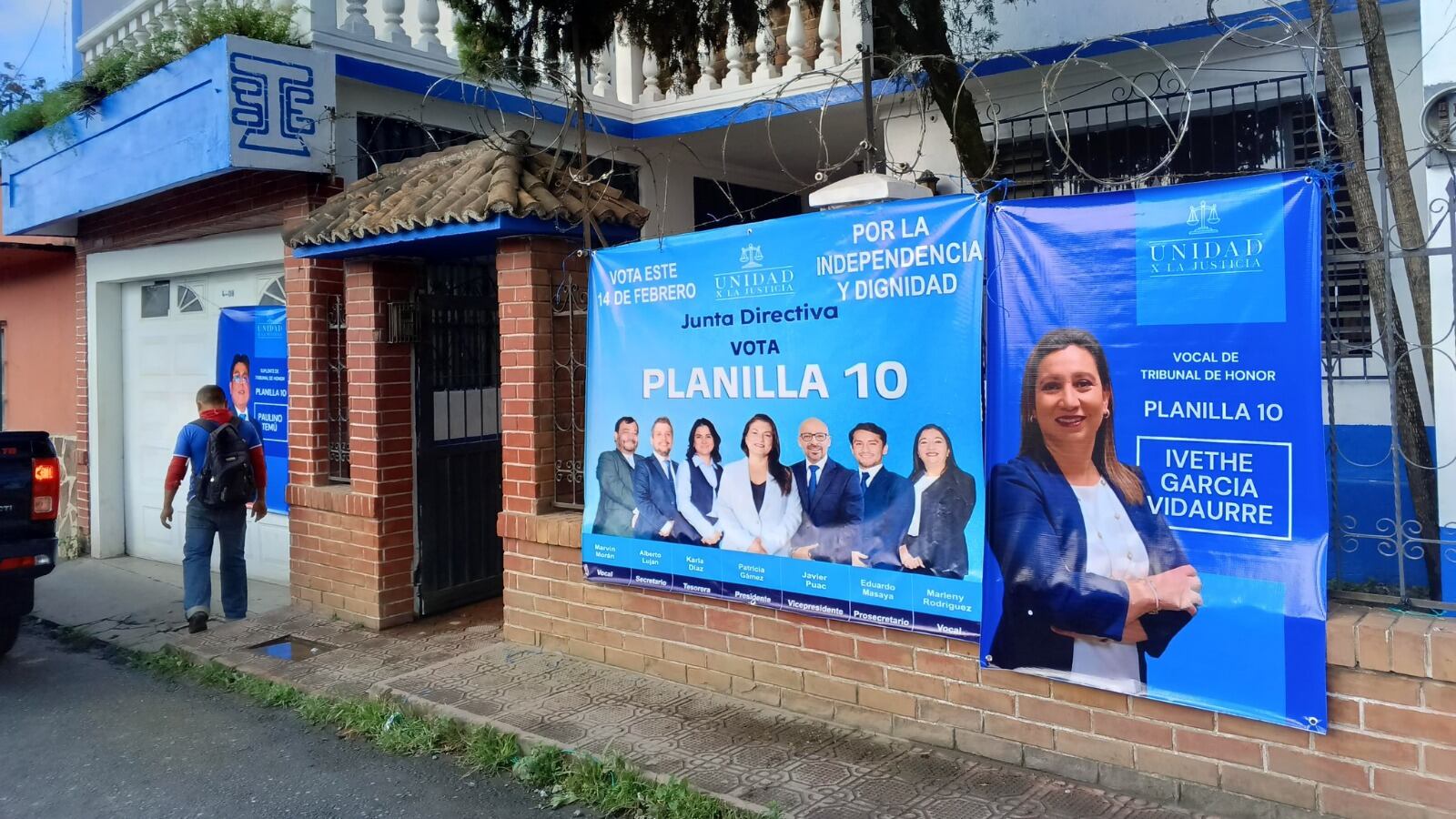 Los profesionales de Alta Verapaz votan en la sede del Registro de Ciudadanos del Tribunal Supremo Electoral en Cobán.