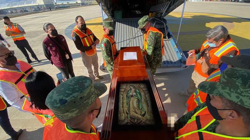 México completa repatriación de 56 migrantes muertos en accidente carretero