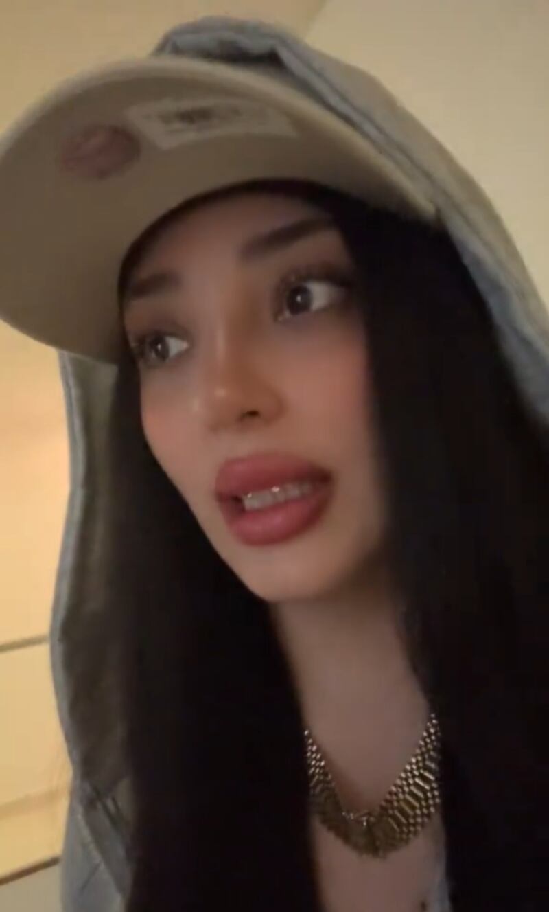 Responde de forma agresiva y amenaza con demandar. (Foto: Captura de TikTok del usuario: @labellakath)