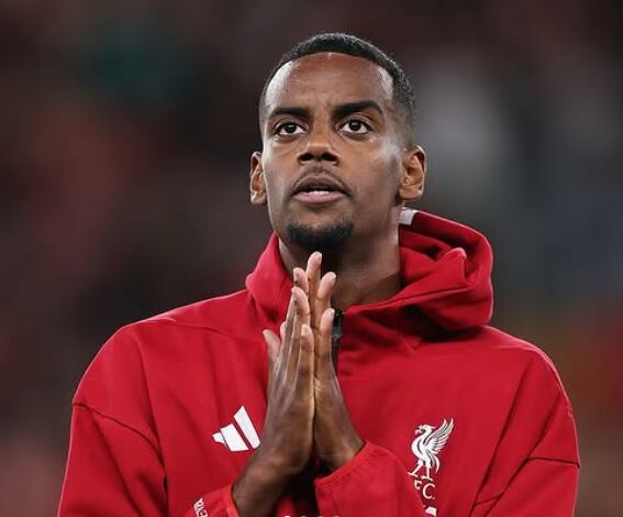Grave lesión de Alexander Isak deja al Liverpool en aprietos